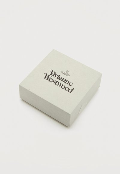 Τετράγωνο μπεζ κουτί κοσμημάτων με το λογότυπο Vivienne Westwood και σύμβολο σφαίρας στο κέντρο του καπακιού, σε λευκό φόντο.