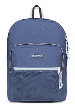 Mochila de color azul marino con un compartimento principal, un bolsillo de malla frontal, cierres de cremallera y un asa en la parte superior; fabricada con tela duradera.