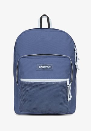 Mochila de color azul marino con un compartimento principal, un bolsillo de malla frontal, cierres de cremallera y un asa en la parte superior; fabricada con tela duradera.