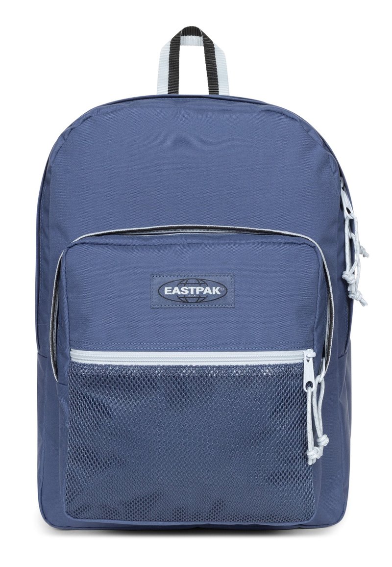 Zaino blu navy con un comparto principale, una tasca anteriore in rete, chiusure con zip e una maniglia superiore; realizzato in tessuto resistente.