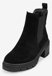 Botín negro de ante hasta el tobillo con paneles laterales elásticos, tacón de bloque texturizado y suela de goma resistente. Incluye una tira en la parte trasera para facilitar su uso.