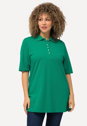 Groene polo met een kraag, korte mouwen, een placket met vijf knopen en een iets langere zoom. Glad stofoppervlak.