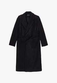 Abrigo largo negro hecho de tejido texturizado, con cuello de solapa, mangas largas, cintura con cinturón y dos bolsillos delanteros.