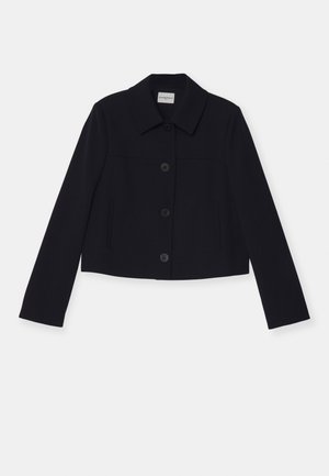 Veste marine courte en tissu lisse, avec un col, des boutons sur le devant et deux poches latérales discrètes.