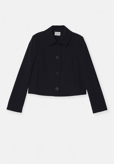 Veste marine courte en tissu lisse, avec un col, des boutons sur le devant et deux poches latérales discrètes.