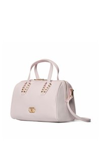 Sac à main en cuir texturé rose avec des accents dorés, double poignées et une bandoulière amovible, présentant une fermeture éclair et du matériel décoratif.