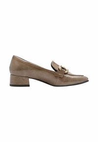 Mocassin en cuir taupe à petit talon, bout carré et boucle dorée décorative sur le dessus.