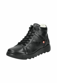 Zapatos altos de piel negra con un acabado texturizado, punta redondeada, cierre de cordones y un forro suave en blanco. Cuenta con una robusta suela de goma.