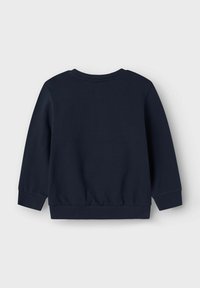 Felpa in cotone blu navy, con maniche lunghe e scollatura rotonda. Presenta una vita arricciata e polsini a coste. Texture liscia.