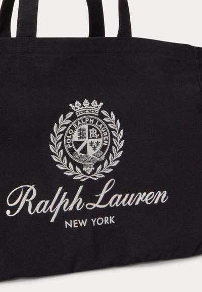 Μαύρη τσάντα tote με λευκό κεντημένο λογότυπο Ralph Lauren New York και διακοσμητικό εμβληματικό σχέδιο με φύλλα δάφνης και κορώνα.