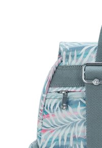 Mochila con un patrón de hojas tropicales en azul claro y rosa, fabricada con material duradero, herrajes plateados y un bolsillo con cremallera.