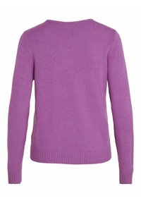 Pull en maille violet à manches longues, col rond et ourlet côtelé. Texture lisse et coupe ajustée. Sans ornements visibles.