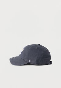 Σκούφος από βαμβάκι σκούρου μπλε χρώματος με καμπύλη γείσα και ρυθμιζόμενο λουράκι. Διαθέτει κεντημένο λογότυπο και αντίθετη ραφή στη γείσα και πίσω μέρος.