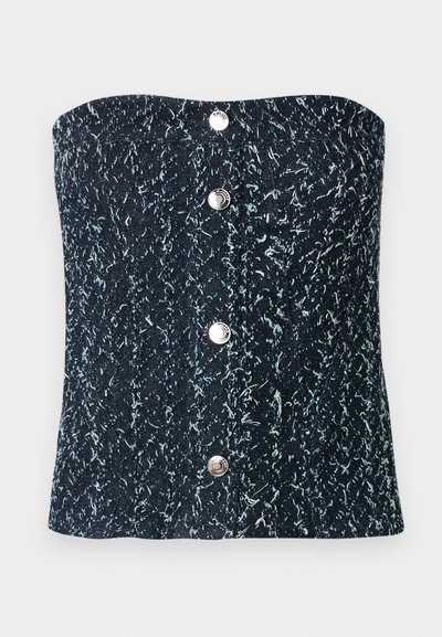 Top corsé sin tirantes de tela texturizada en negro y gris con cuatro botones a presión plateados en el centro frontal.