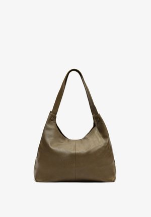 Olivegrüne Lederhandtasche im Hobo-Design. Sie verfügt über einen breiten Tragegurt, eine glatte Textur und dezente Nähdetails auf der Vorderseite.