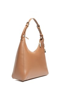 Borsa a mano in pelle color cuoio con una superficie morbida e testurizzata. Silhouette curvata, tracolla regolabile e accentuazioni in metallo dorato.