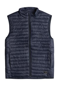 Chaleco acolchado azul marino con un cuello alto, cierre de cremallera y patrón acolchado horizontal. Presenta un pequeño parche de logo cerca del dobladillo. Material ligero.