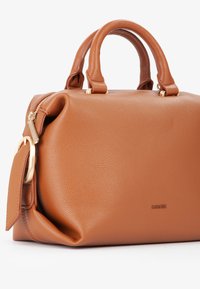 Borsa a tracolla in pelle marrone con finitura testurizzata, hardware dorato, due manici superiori e una tracolla rimovibile. Forma rettangolare con chiusura a zip.