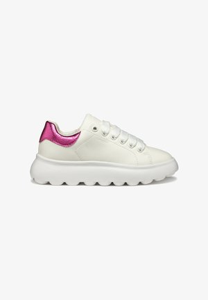 Zapatillas blancas de cuero con un acento metálico rosa en el talón, puntera redonda, diseño de cordones y una suela de caucho blanco texturizada.