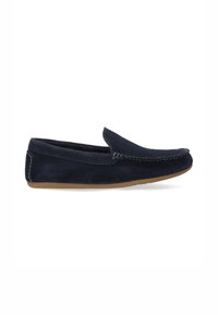 Navy modré semišové loafers s hladkou texturou, zdobené prošívaným akcentem a béžovou gumovou podrážkou, navržené pro snadné obouvání.
