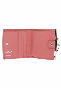 Cartera de cuero rosa que cuenta con múltiples ranuras para tarjetas, superficie texturizada, cierre a presión y herrajes plateados. Incluye etiqueta de protección RFID.