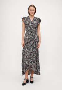 Robe noire à motifs floraux avec des manches courtes, mettant en valeur une taille cintrée, un décolleté en V et un ourlet asymétrique. Accentuée de fleurs multicolores.