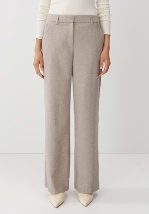 Pantalon en laine gris clair avec une coupe droite, doté d'un devant plat, de poches latérales et d'une texture lisse.