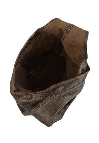 Brązowa torba tote w wzór węża, z miękkim, teksturowanym wnętrzem i otwartym topem. Solidne szwy na krawędziach zwiększają trwałość.