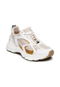 Zapatilla deportiva blanca con parte superior de malla y acentos dorados. Presenta un cuello acolchado, suela texturizada y cordones naranjas en contraste.
