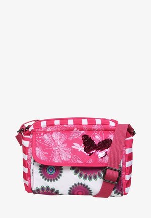 Bolso de mensajero rosa con franjas blancas, patrones florales y un acento de mariposa de lentejuelas. Correa ajustable y cierre de cremallera.