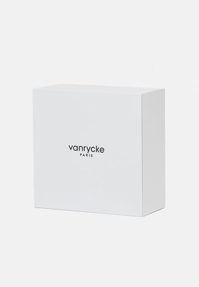 Cutie rectangulara alba, fabricata din carton rezistent, avand numele brandului "vanrycke" si "PARIS" tiparite in negru pe fata.