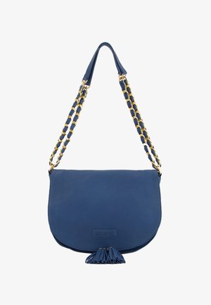 Blaue Leder-Umhängetasche mit einer goldenen Kettenriemen, weicher Textur, geschwungener Form und einem dekorativen Quastenanhänger an der Vorderseite. Markenlogo sichtbar.