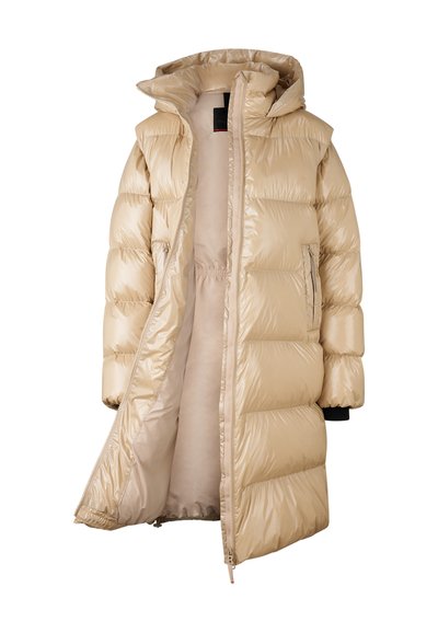 Beige pufferjakke med en skinnende finish, oversized hætte, lynlåslommer og elastiske manchetter. Inderforet med et glat, let stof.
