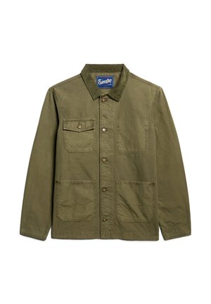 Oliven grøn jakke med knaplukning fortil, to brystlommer og to nederste lommer. Fremstillet af robust stof med en krave.