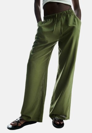 Bershka WITH AN ELASTICATED WAISTBAND - Stoffhose - khaki