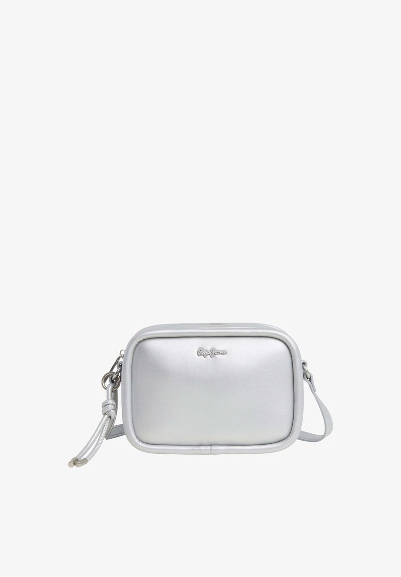 Borsa a tracolla sintetica argento con texture liscia, forma rettangolare, chiusura con zip e dettaglio a frange laterali. Presenta il logo del marchio sulla parte anteriore.