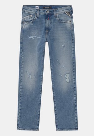 Světle modré džíny z denimu se střihem rovného střihu, s vybledlými oblastmi a poškozenými detaily. Obsahují přední kapsy a nášivku s logem.