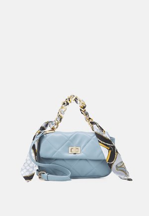 Borsa a tracolla trapuntata di colore azzurro chiaro con catena dorata e un foulard decorativo. Presenta una forma rettangolare e una chiusura a scatto di piccole dimensioni.