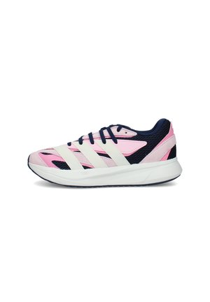 Scarpa sportiva dal profilo basso con rete rosa e blu navy, strisce in pelle bianca, suola piatta e lacci blu navy vista di lato.