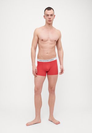 Boxers rojos de algodón con una cinturilla elástica blanca que presenta el logo "POLO RALPH LAUREN", textura suave y diseño ajustado.