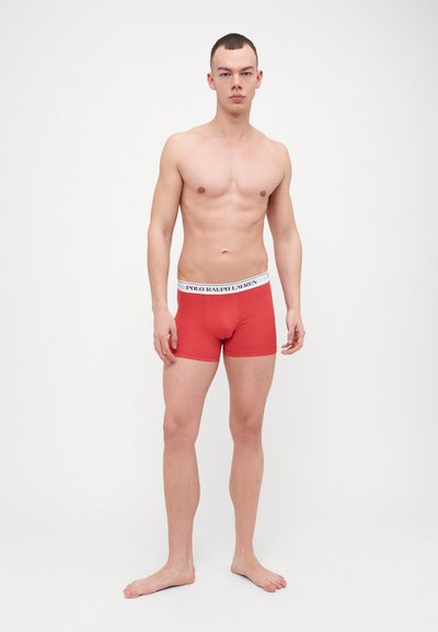 Piros pamut boxer alsónadrág fehér elasztikus derékpánttal, amelyen a "POLO RALPH LAUREN" logó található, sima textúrával és testhez álló fazonnal.