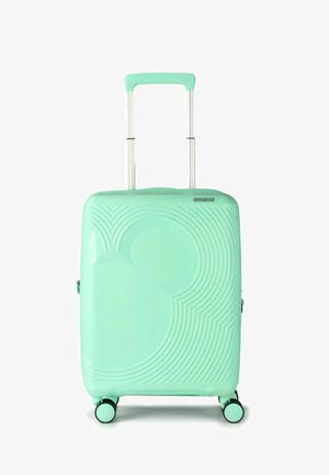 Maleta dura de menta con un diseño estampado, asa retráctil y cuatro ruedas para facilitar el movimiento. Cuenta con la marca de Mickey Mouse.