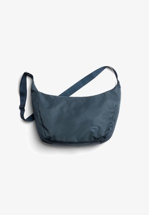 Sac bandoulière bleu marine avec sangle réglable et petit logo de la marque sur le devant, sur fond blanc.