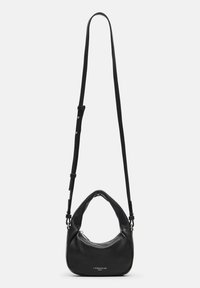 Czarna skórzana torebka na ramię z zaokrąglonym dnem, regulowanym paskiem i gładką teksturą. Posiada zamek błyskawiczny i logo marki z przodu.