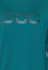 Camisola atlética em azul-petróleo com um grande logótipo "poc" em relevo numa tonalidade mais escura. Tecido suave com uma textura subtil e design de gola redonda.