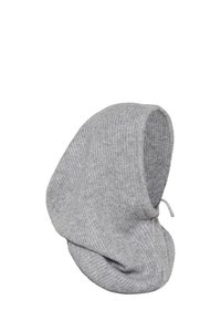 Cofia de punto de canalé en gris claro, estilo balaclava, con un cordón, sobre un fondo blanco.