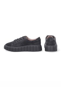 Schwarze Wildledersneaker mit einer dicken, geriffelten Gummisohle, runder Zehenpartie, Schnürung vorne und gepolstertem Schaft. Texturierte Oberfläche.