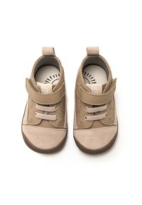 Zapatos de cuero marrón claro con acentos de ante beige, cierre de cordones y velcro, puntera redondeada y suela de goma flexible para mayor comodidad.