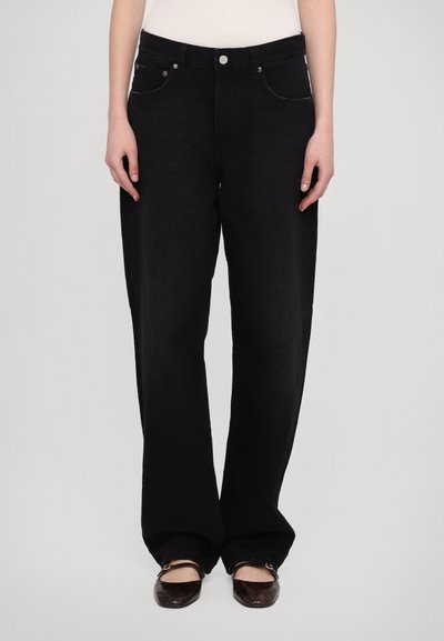 Schwarze weit geschnittene Jeans mit hoher Taille, die über geschwungene vordere Taschen, einen Metallknopfverschluss und kontrastierende weiße Nähte verfügt.