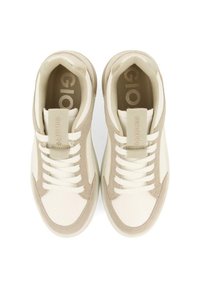 Zapatillas beige y crema con ante texturizado y cuero suave, que presentan un diseño con cordones y detalles del logo en la lengüeta.